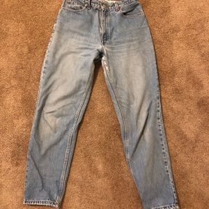 Vintage Levi’s 550 mid rise mom / boyfriend jeans